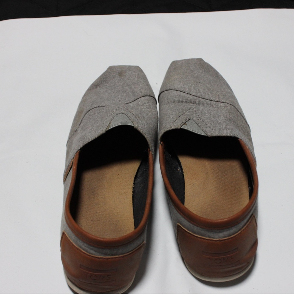 TOMS Men's Gray and Brown Slip-On Loafers